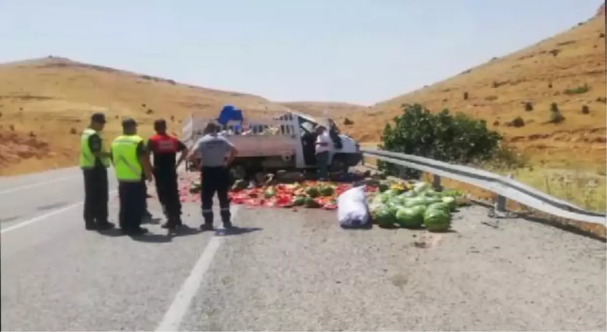 Lastiği patlayan kamyonet bariyerlere çarpıp devrildi: 3 yaralı