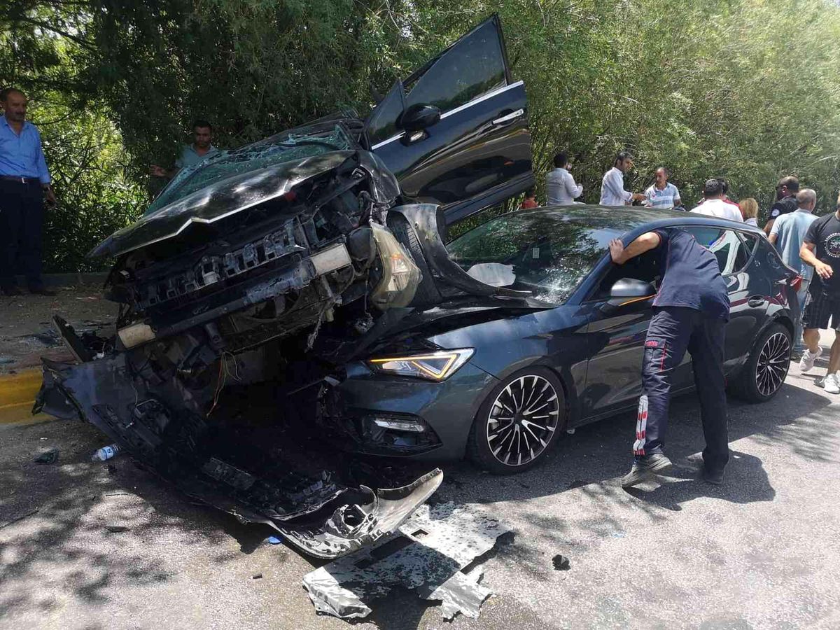 Son dakika haberi: Otomobiller çarpıştı: 2 yaralı