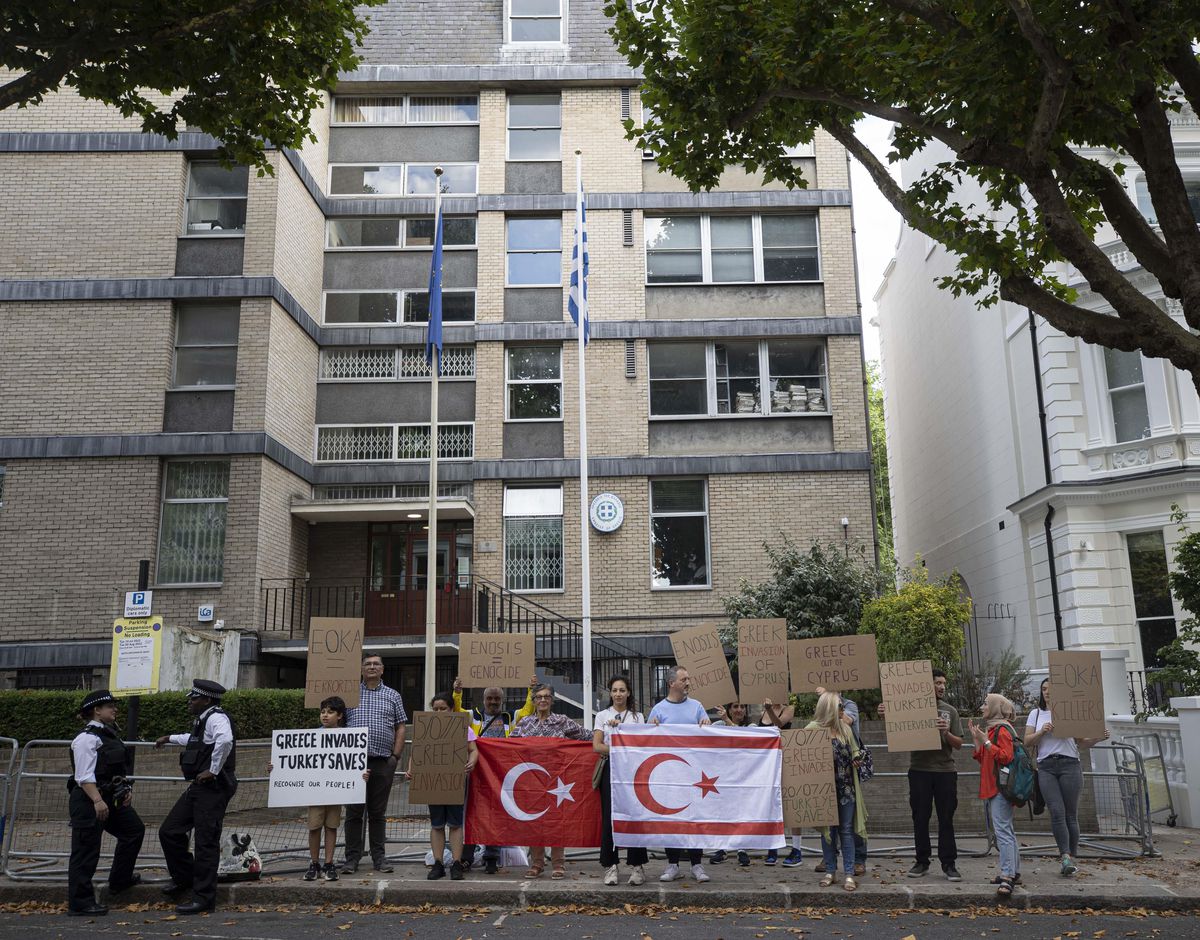 Rum-Yunan cuntasının Kıbrıs darbesinin 48'inci yılında Londra'da gösteri düzenlendi