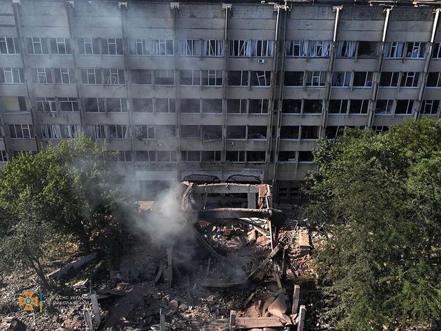 Rusya, sivilleri hedef almaya devam ediyor! Mikolayiv'de iki üniversite binası vuruldu