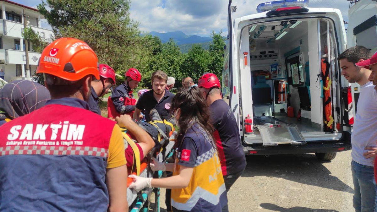 Sakarya\'da devrilen otomobildeki 6 kişi yaralandı
