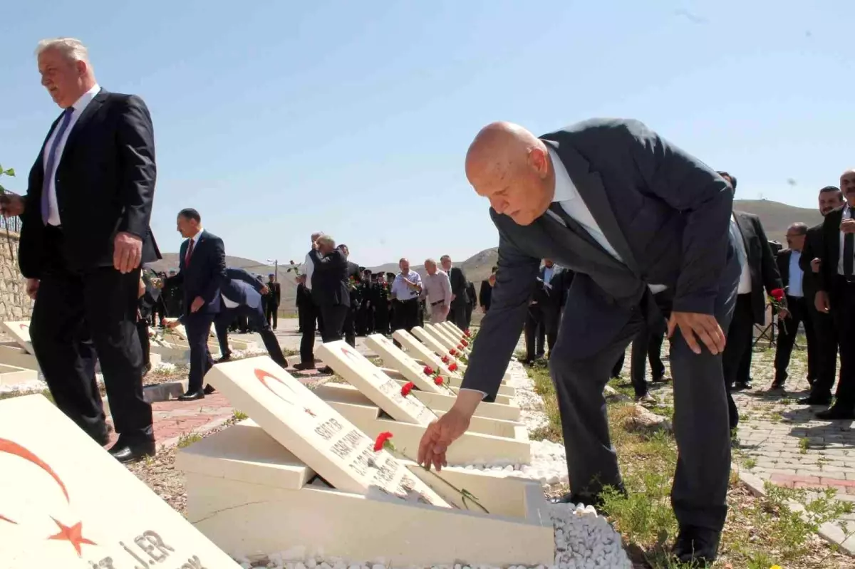 Şehitlik ziyaret edilerek şehit mezarlarına karanfil bırakıldı