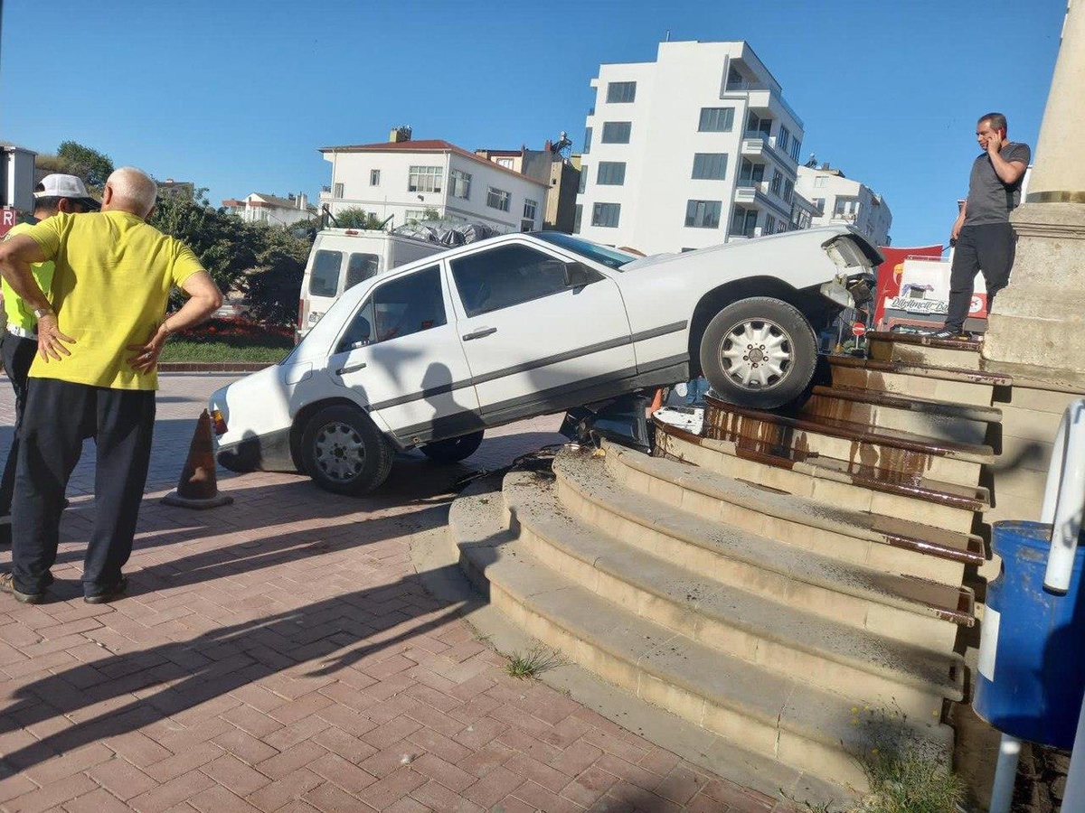 Son Dakika | Sinop\'ta gaz pedalı takılı kalan otomobil, Adliye Sarayı\'nın merdivenine çarptı