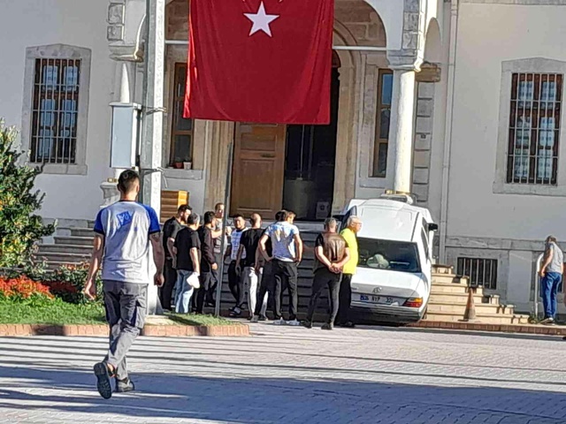 Sinop'ta ilginç kaza: Otomobil adliye merdivenlerine çıktı Sinop'ta ilginç kaza: Otomobil adliye merdivenlerine çıktı