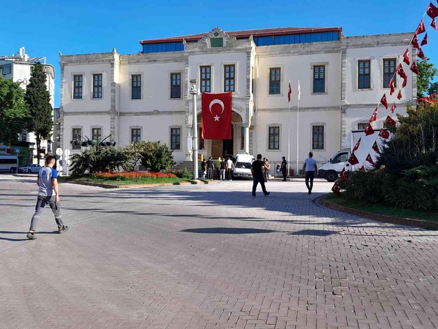 Sinop'ta ilginç kaza: Otomobil adliye merdivenlerine çıktı Sinop'ta ilginç kaza: Otomobil adliye merdivenlerine çıktı