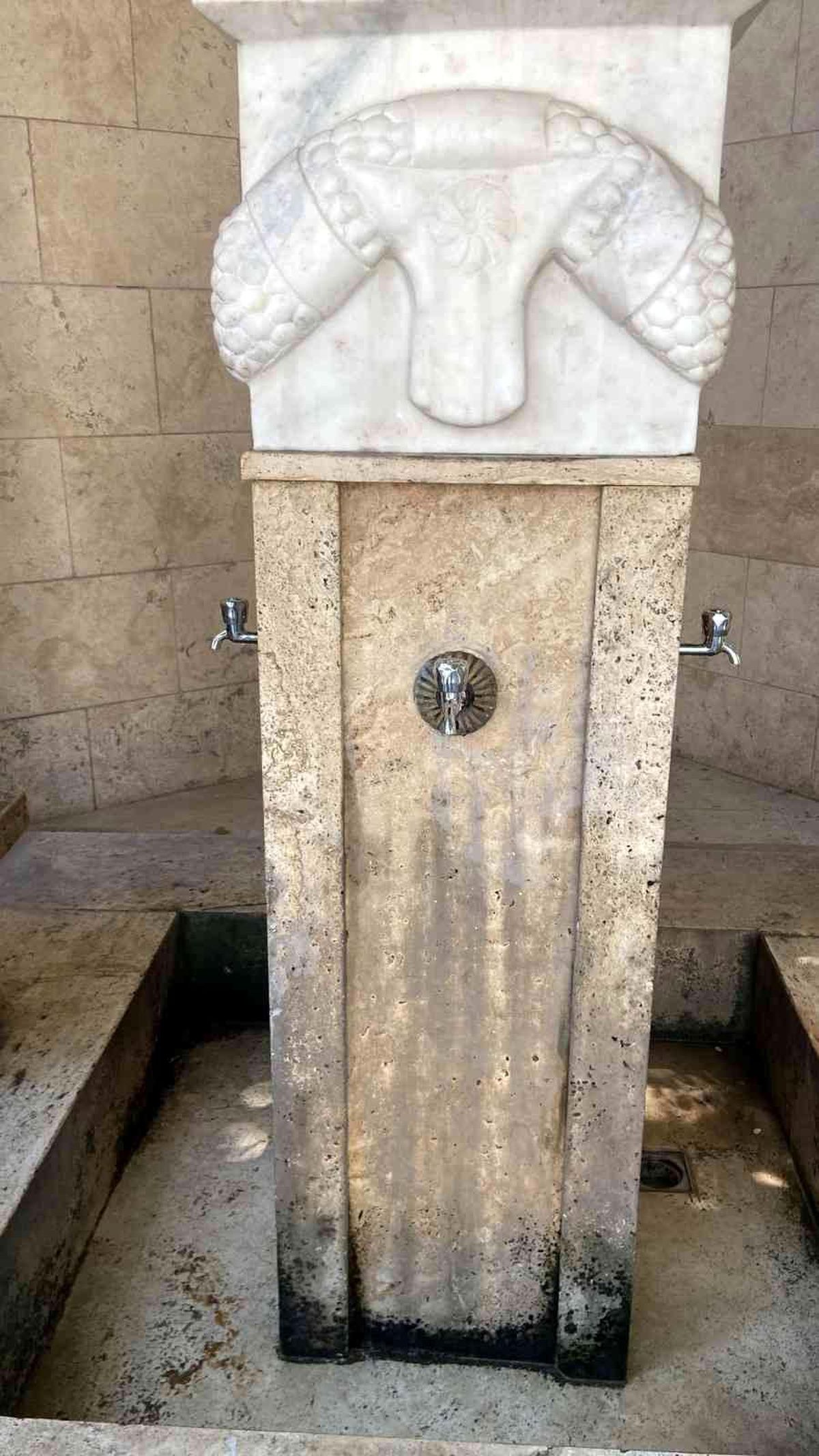 Tarihi camiden çalınan muslukların yerine yenisi takıldı