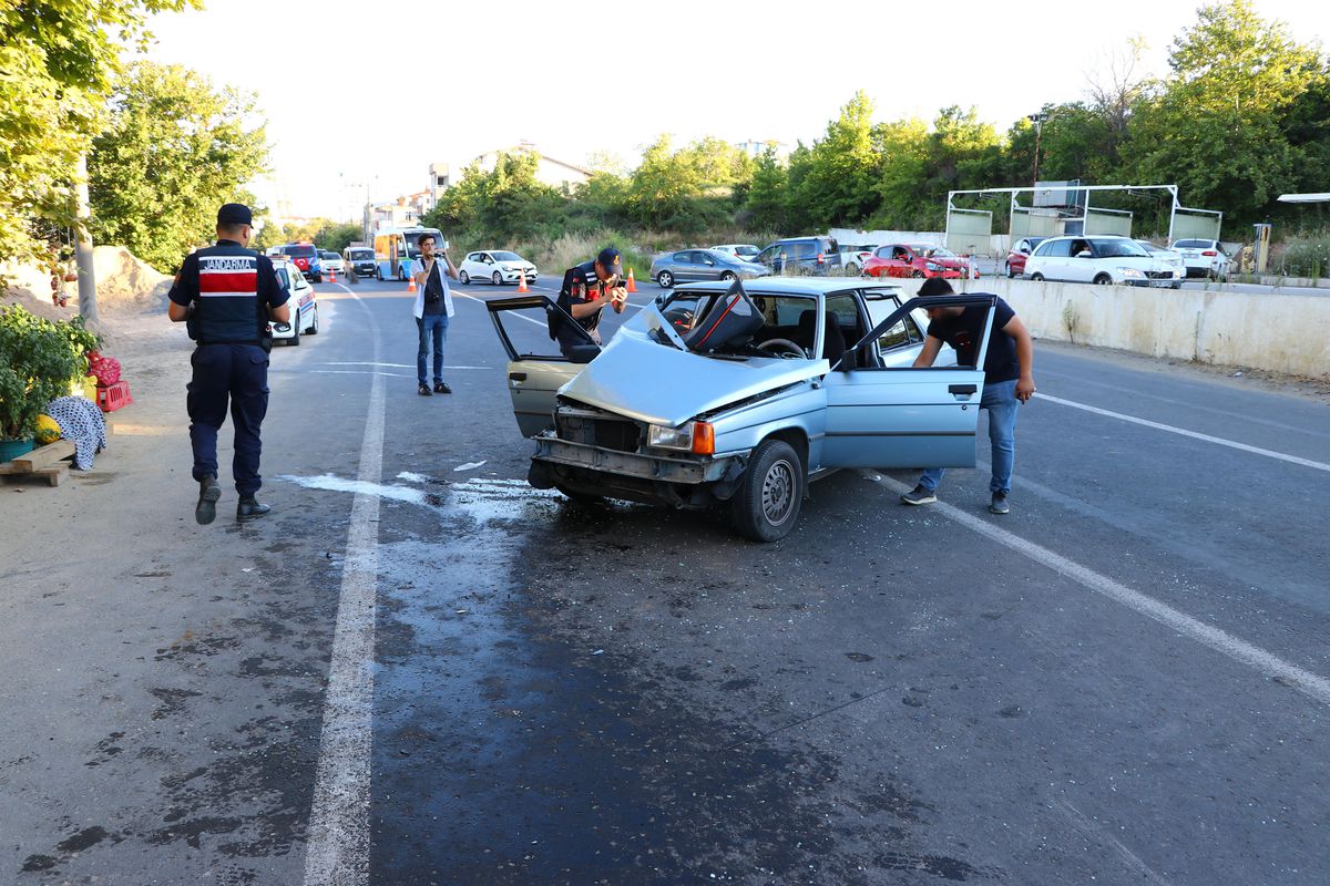 Tekirdağ\'da traktöre çarpan otomobildeki 6 kişi yaralandı