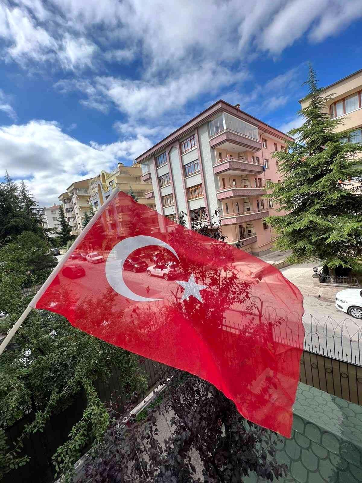 Ukrayna Büyükelçisi Bodnar, 15 Temmuz 2016\'da bir vatandaşın hediye ettiği Türk bayrağını paylaştı