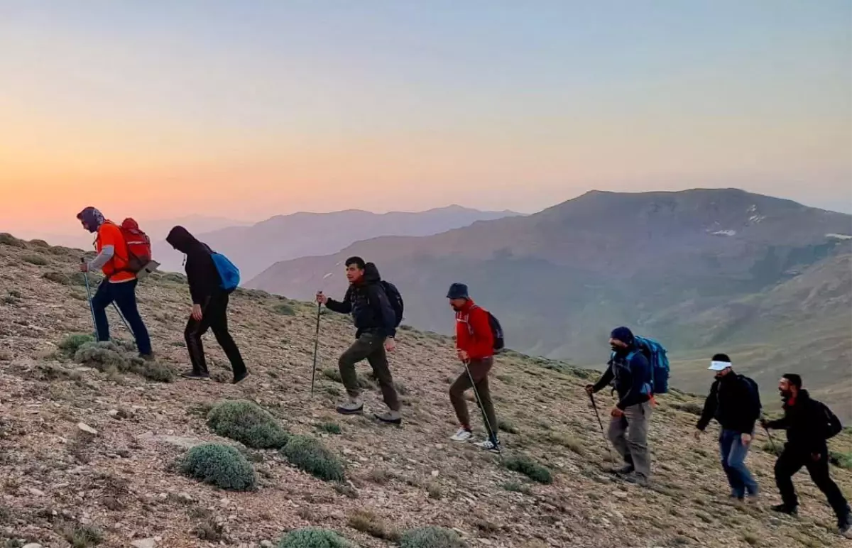 Van\'da dağcılar 15 Temmuz şehitleri anısına Artos Dağı\'na tırmandı
