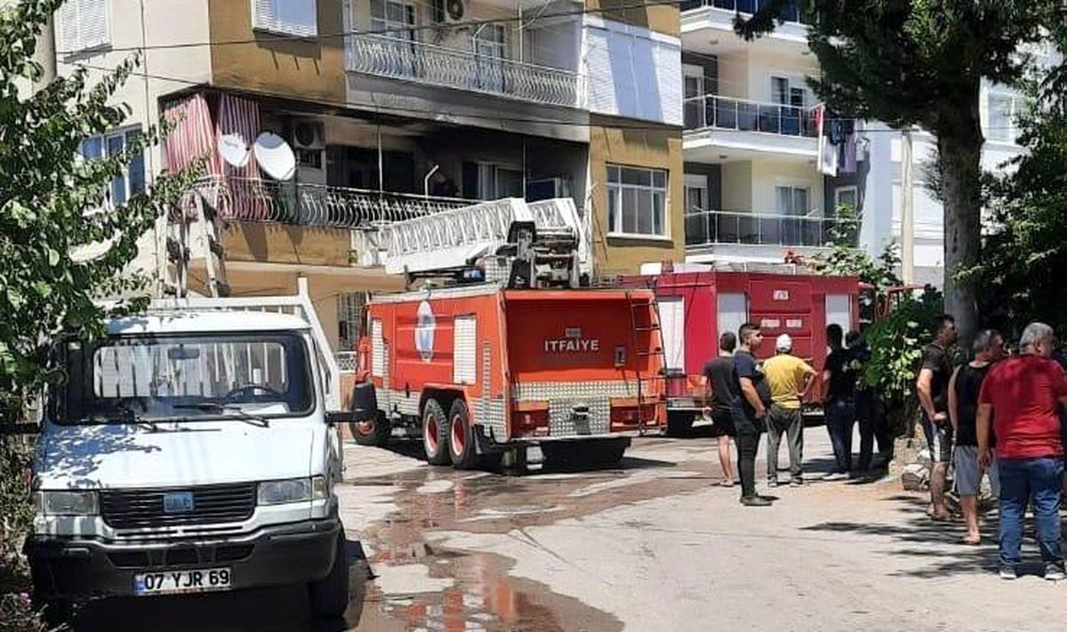 Yangında mahsur kalan 3 çocuk itfaiye ekipleri tarafından kurtarıldı