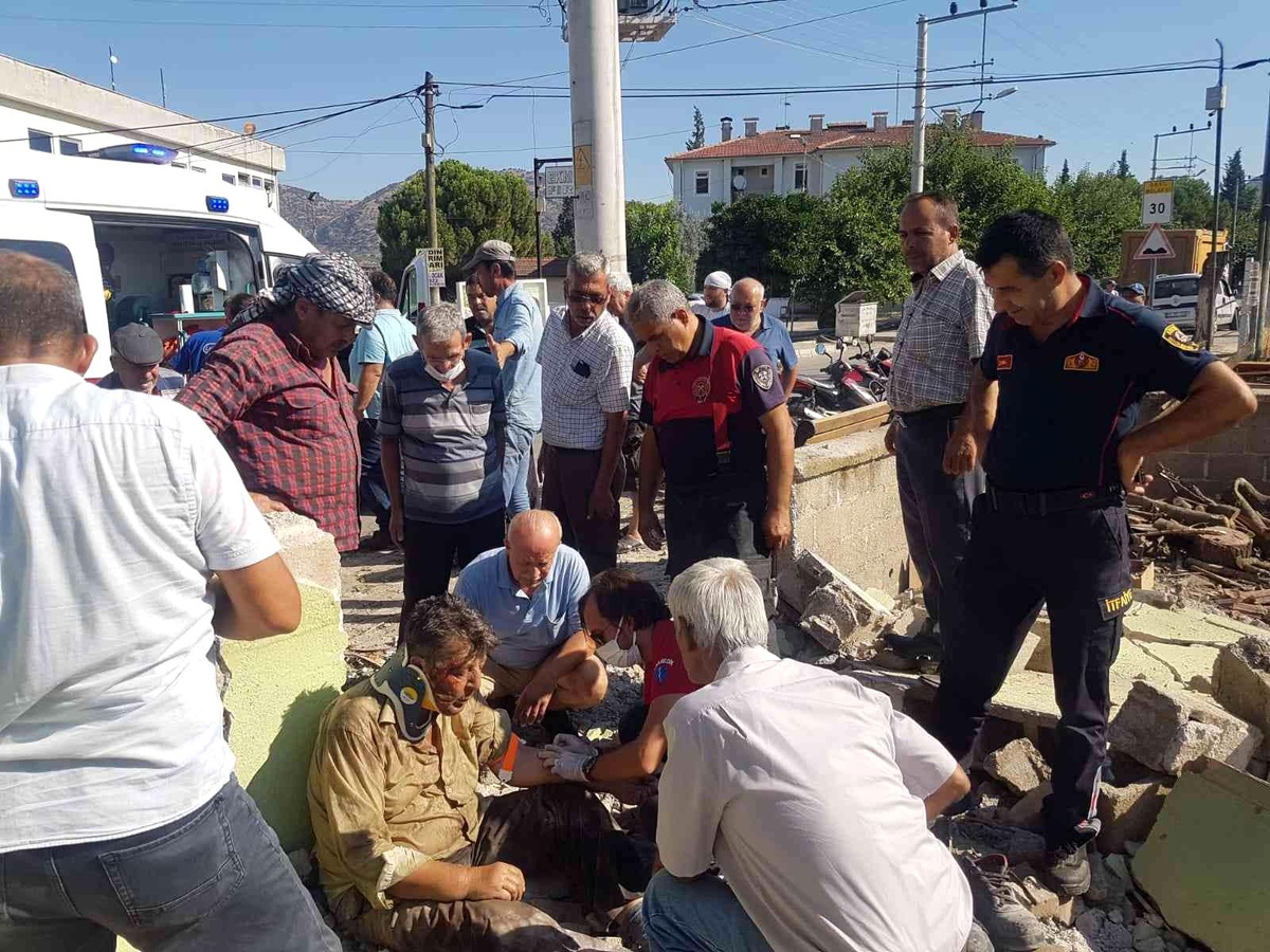 Yıktıkları binanın altında kaldılar