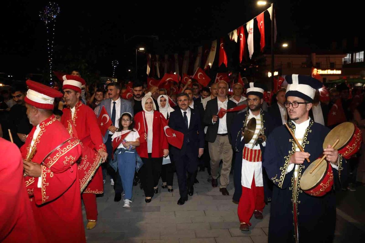 15 Temmuz\'da bayraklar dalgalandı