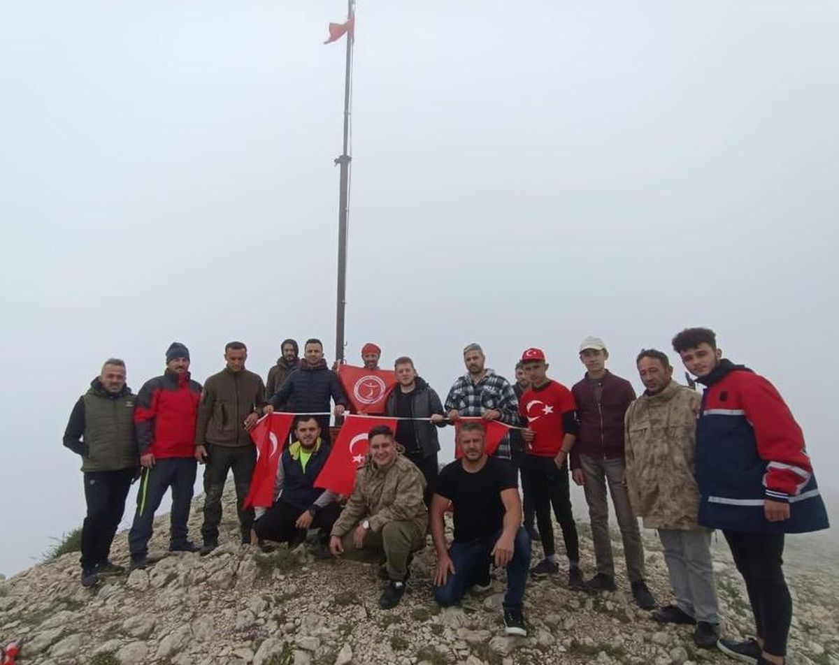 15 Temmuz Şehitleri için Ilgaz Dağı'nın zirvesine tırmandılar