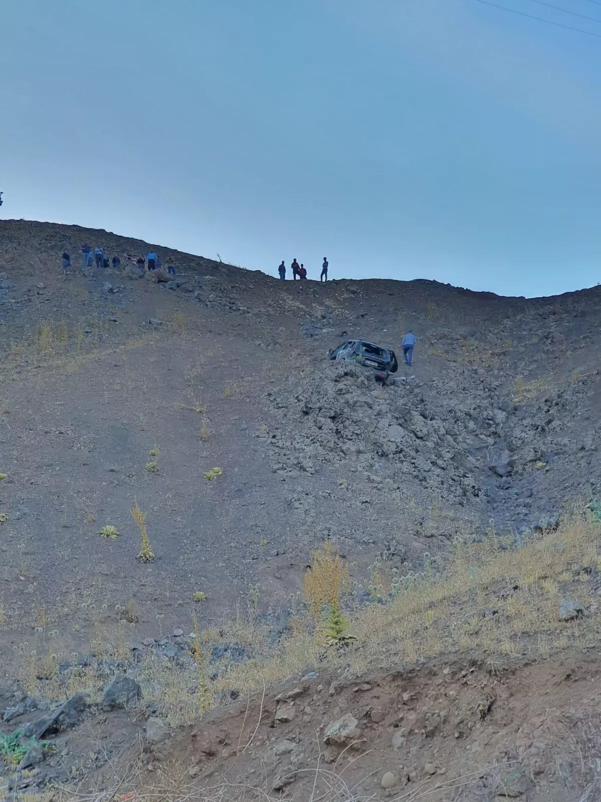 Devrilen hafif ticari araçtaki 6 kişi yaralandı