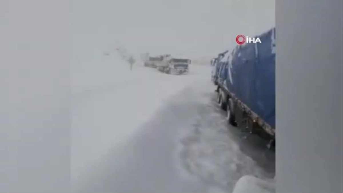Arjantin-Şili sınırında kar esaretiMahsur kalan 400\'ü aşkın kişi 4 günün ardından kurtarıldı