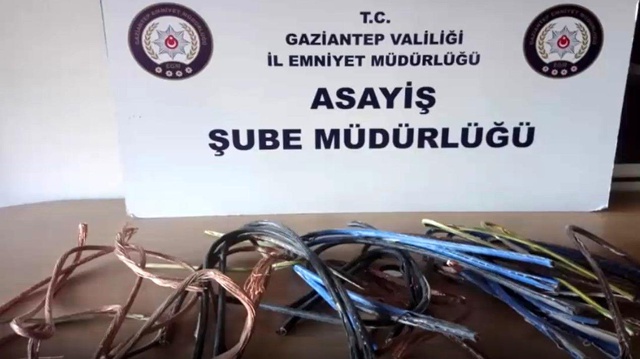 Pes dedirten hırsızlık! Güpegündüz bakır kabloları vinçle sökerek çaldılar Pes dedirten hırsızlık! Güpegündüz bakır kabloları vinçle sökerek çaldılar