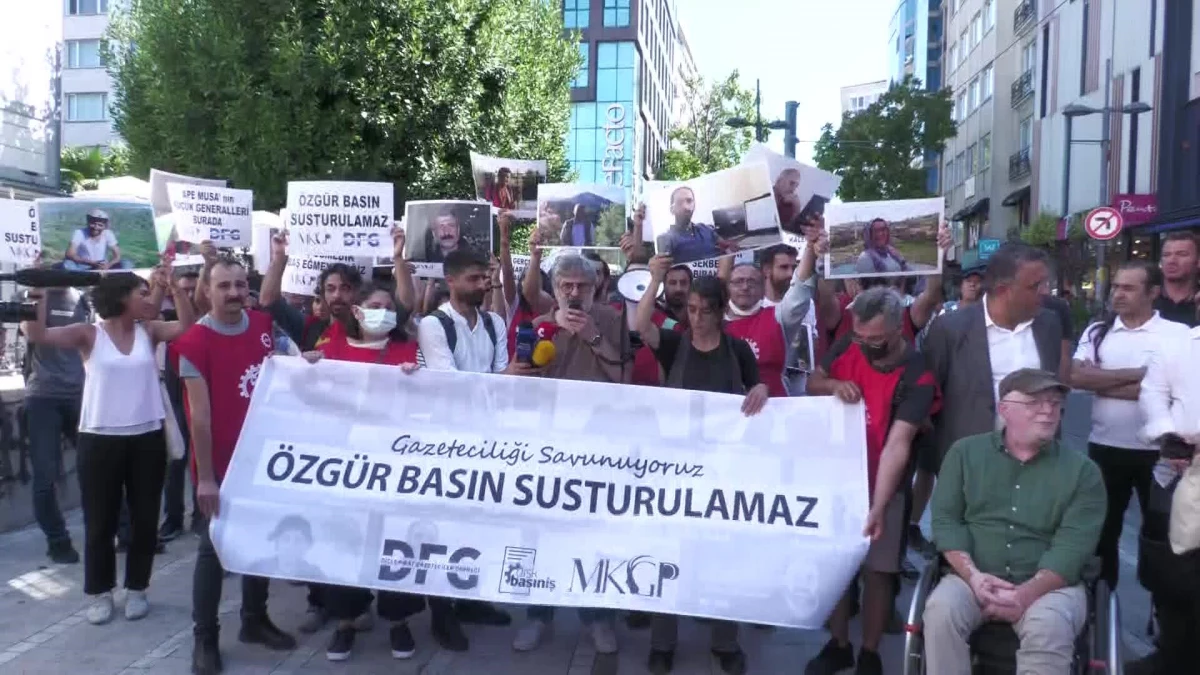 Basın Meslek Örgütleri Diyarbakır\'da 16 Gazetecinin Tutuklanmasının Birinci Ayında Kadıköy\'de Eylem Yaptı