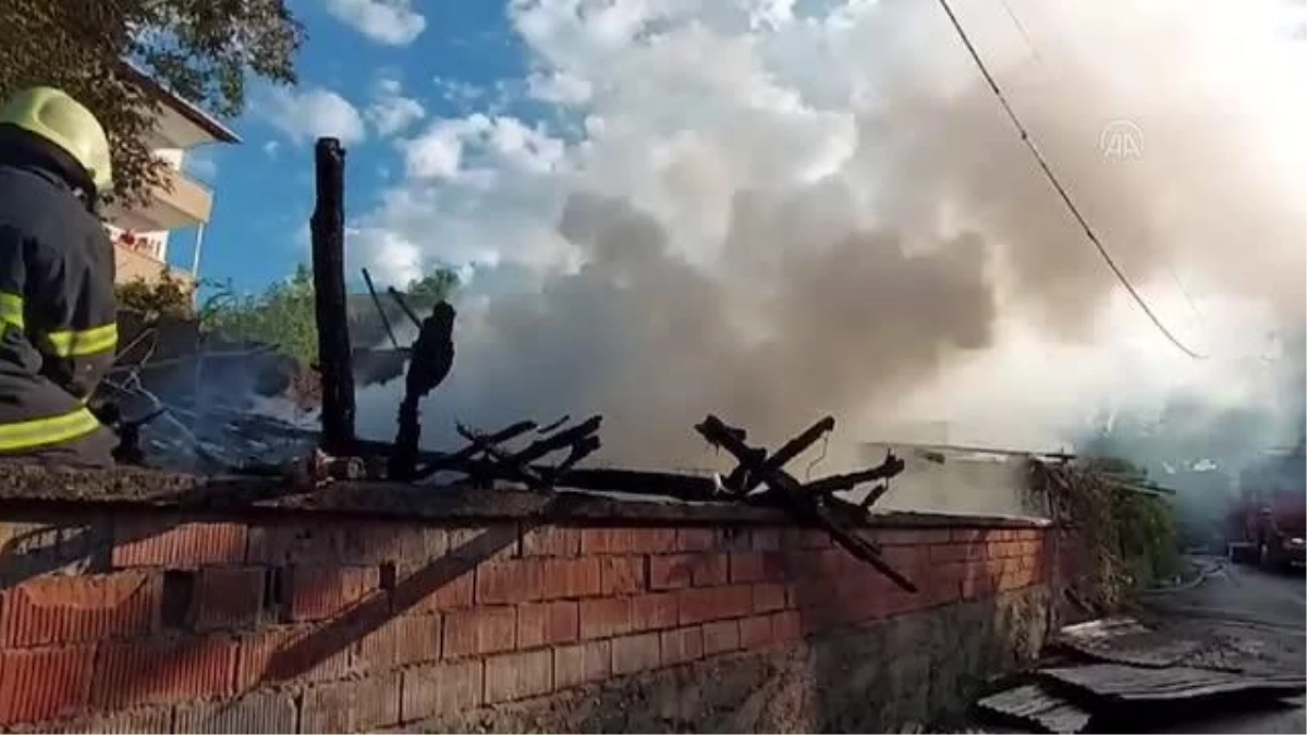Bir evin depo ve samanlığı yandı
