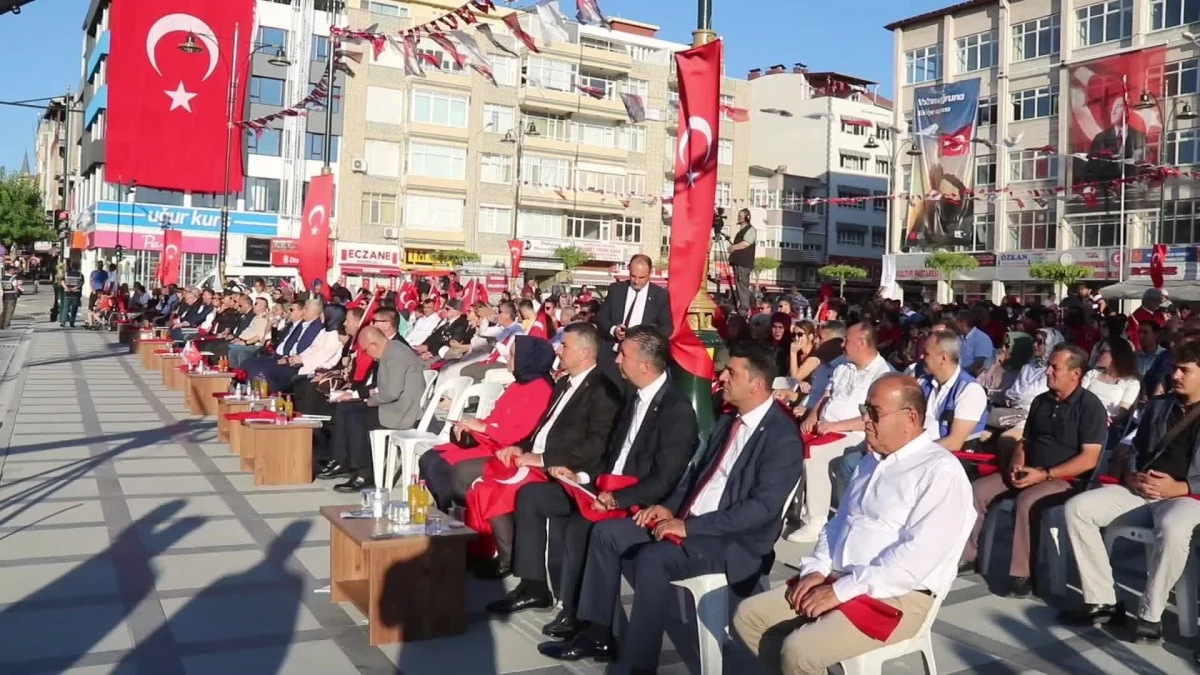 Burdur\'daki 15 Temmuz Anmasına Katılan CHP\'liler, Cumhurbaşkanı Erdoğan\'ın Sözlerine Tepki Göstererek Alanı Terk Etti