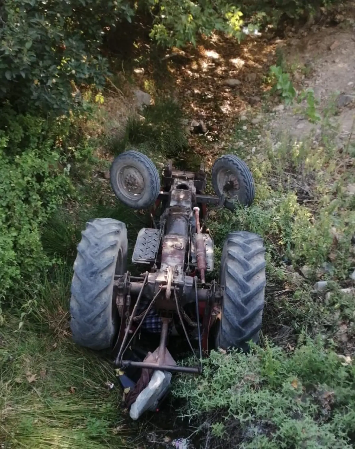 Çanakkale\'de devrilen traktörün sürücüsü hayatını kaybetti