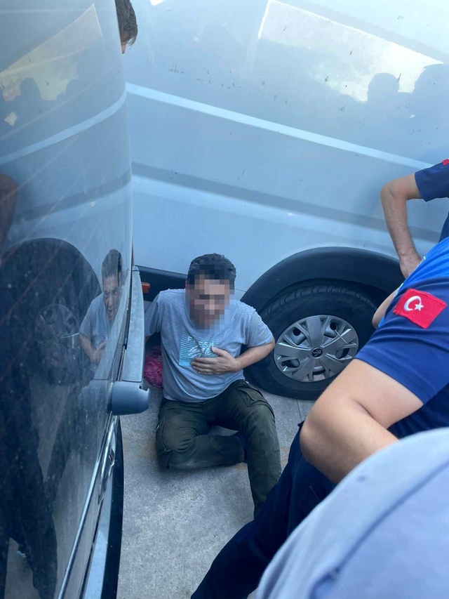 Cep telefonuyla kadınları çektiği iddia edilen şahsa meydan dayağı