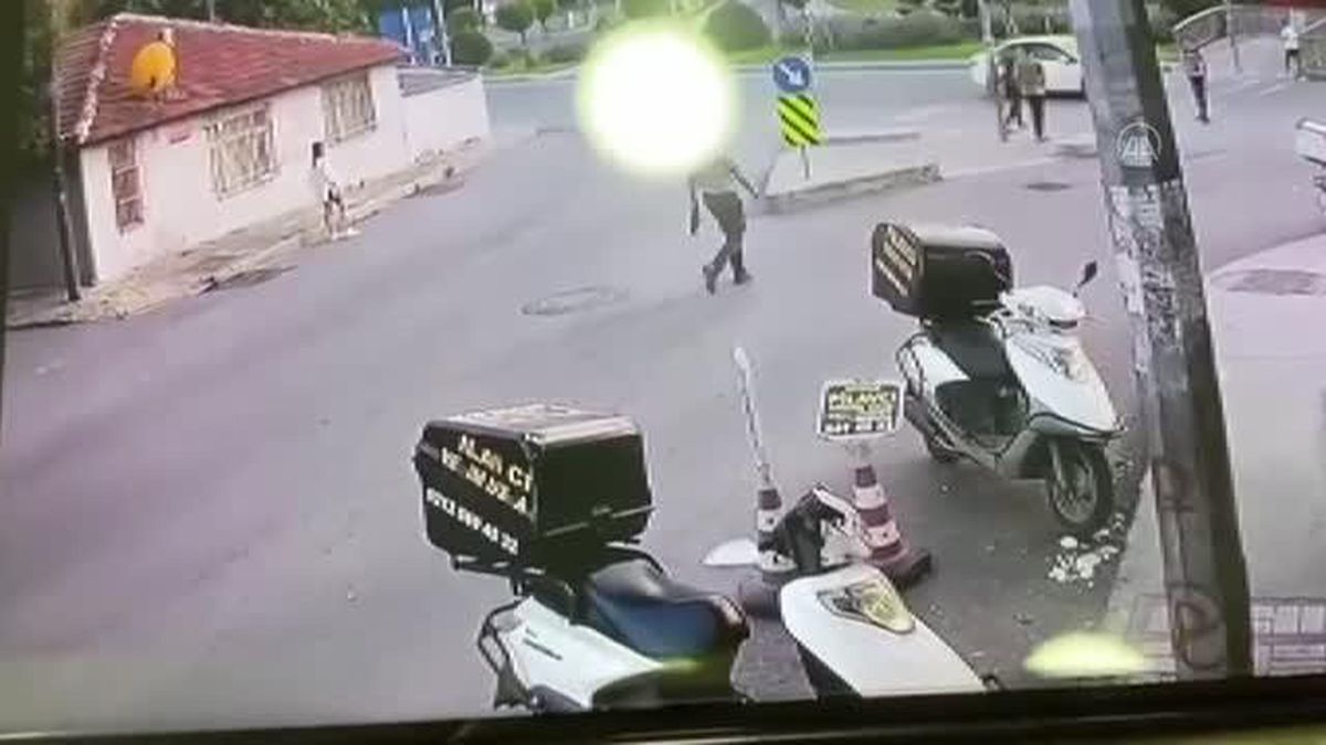 Esenler'de sürücü, minibüsü kendisini uyaran yayaların üzerine sürdü