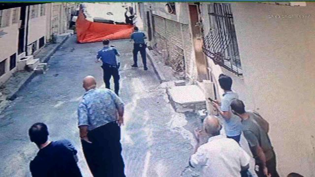 Evini ateşe verip balkondan atlayan genci itfaiyecinin refleksi kurtardı Evini ateşe verip balkondan atlayan genci itfaiyecinin refleksi kurtardı