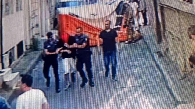 Evini ateşe verip balkondan atlayan genci itfaiyecinin refleksi kurtardı Evini ateşe verip balkondan atlayan genci itfaiyecinin refleksi kurtardı