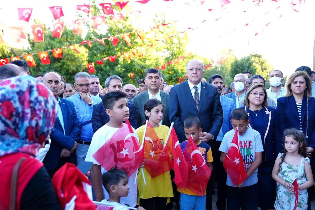 Fadıloğlu, darbe girişiminin 6. yılında da Demokrasi Meydanı\'ndaydı