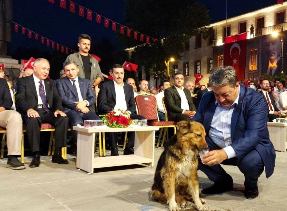 Fendoğlu, Malatya'nın maskot köpeğine su içirdi