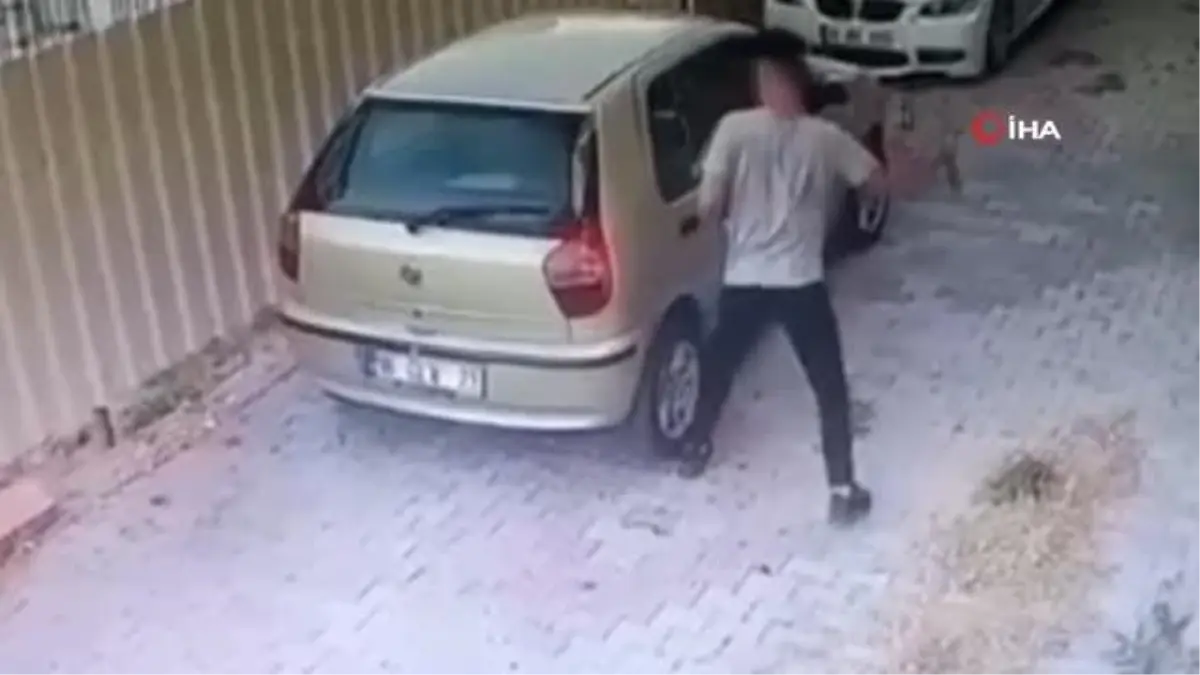 Gözüne kestirdiği çantayı otomobilin camı patlatarak böyle çaldı