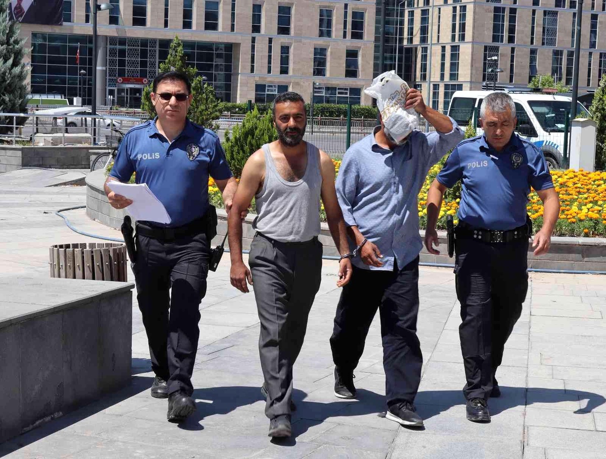 Gündüz vakti kablo çalan hırsızlar suçüstü yakalandı