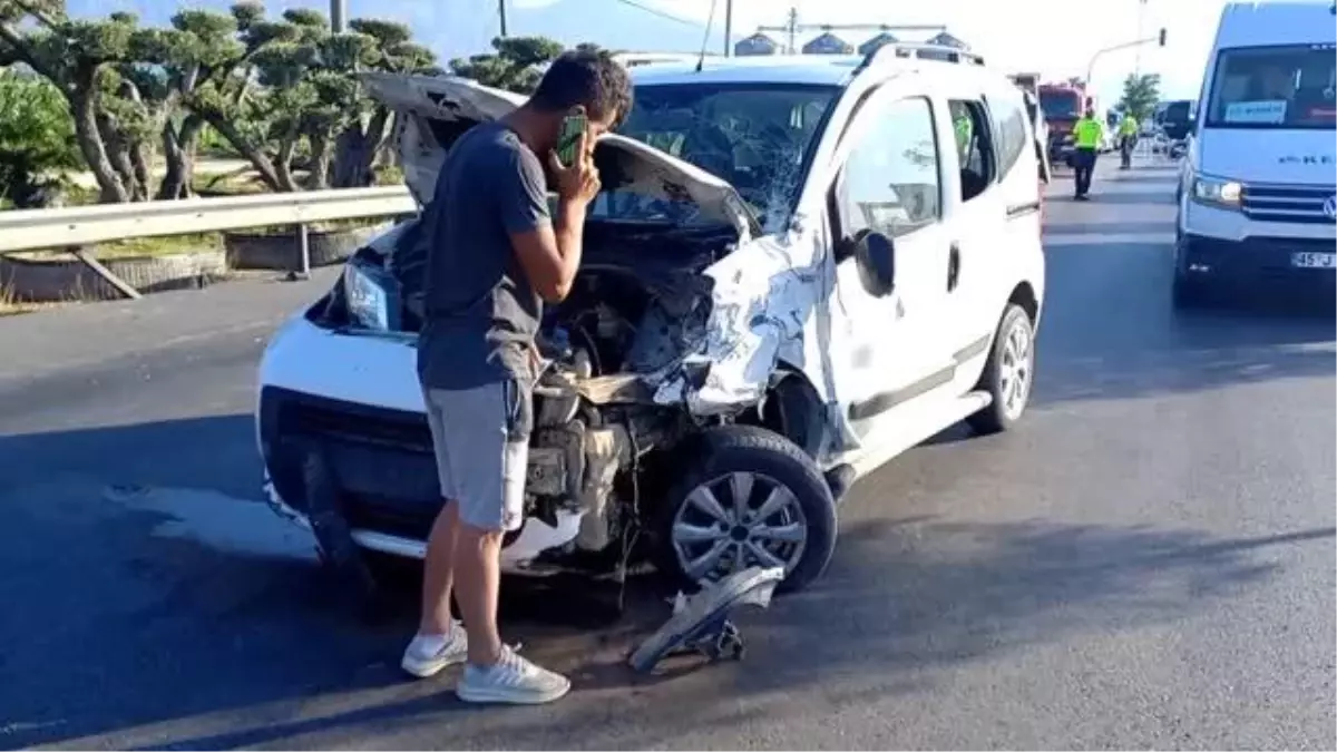 Hafif ticari araçla otomobilin çarpışması sonucu 2 kişi yaralandı