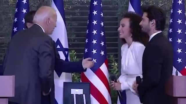 İsrailli pop şarkıcısı Yuval Dayan, dini gerekçeyle Biden'ın elini sıkmadı İsrailli pop şarkıcısı Yuval Dayan, dini gerekçeyle Biden'ın elini sıkmadı