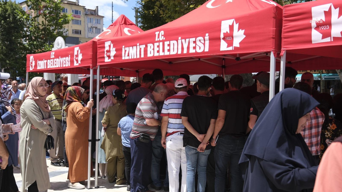 İzmit Belediyesi, 15 Temmuz\'da Şehitleri Anmak İçin Helva ve Cüz Dağıttı