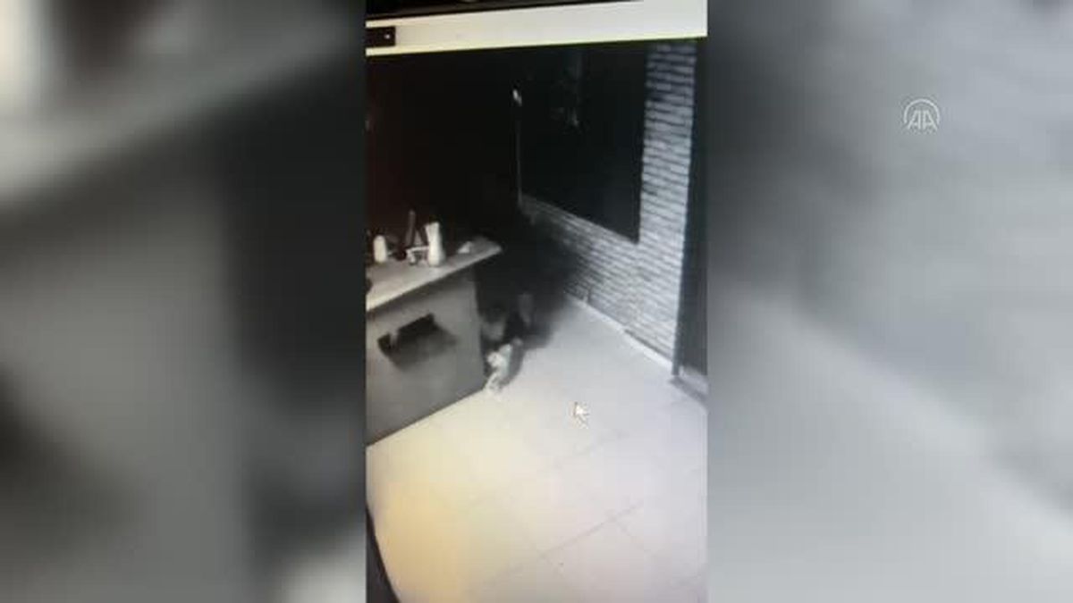 Son dakika haber | Kafeden kasa çalan hırsız kaçarken kameraya yakalandı