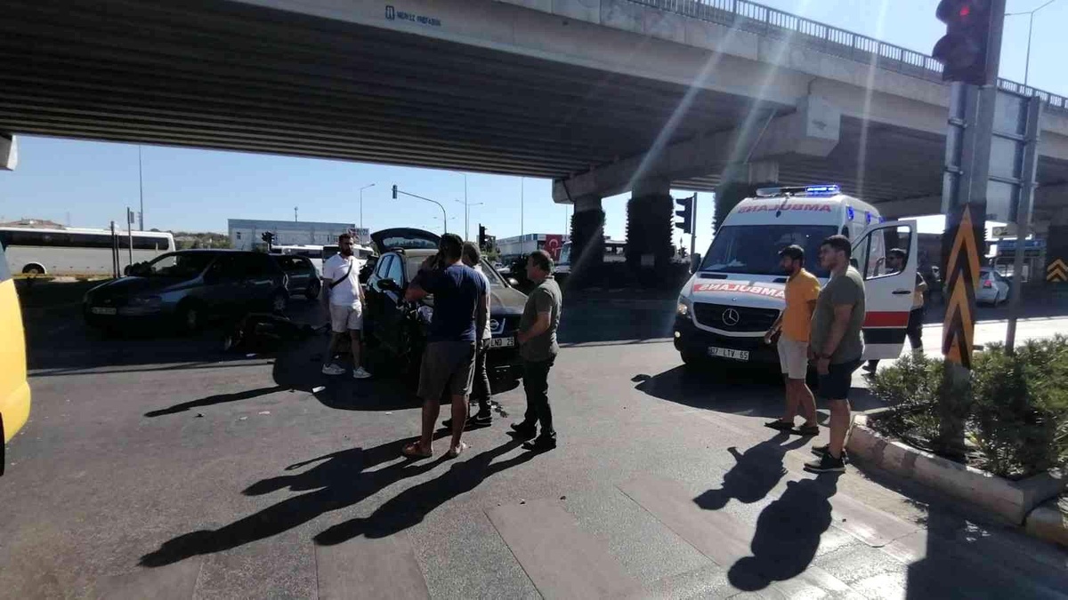 Son dakika: Kırmızı ışıkta geçen otomobil motosiklete çarptı: 1 yaralı