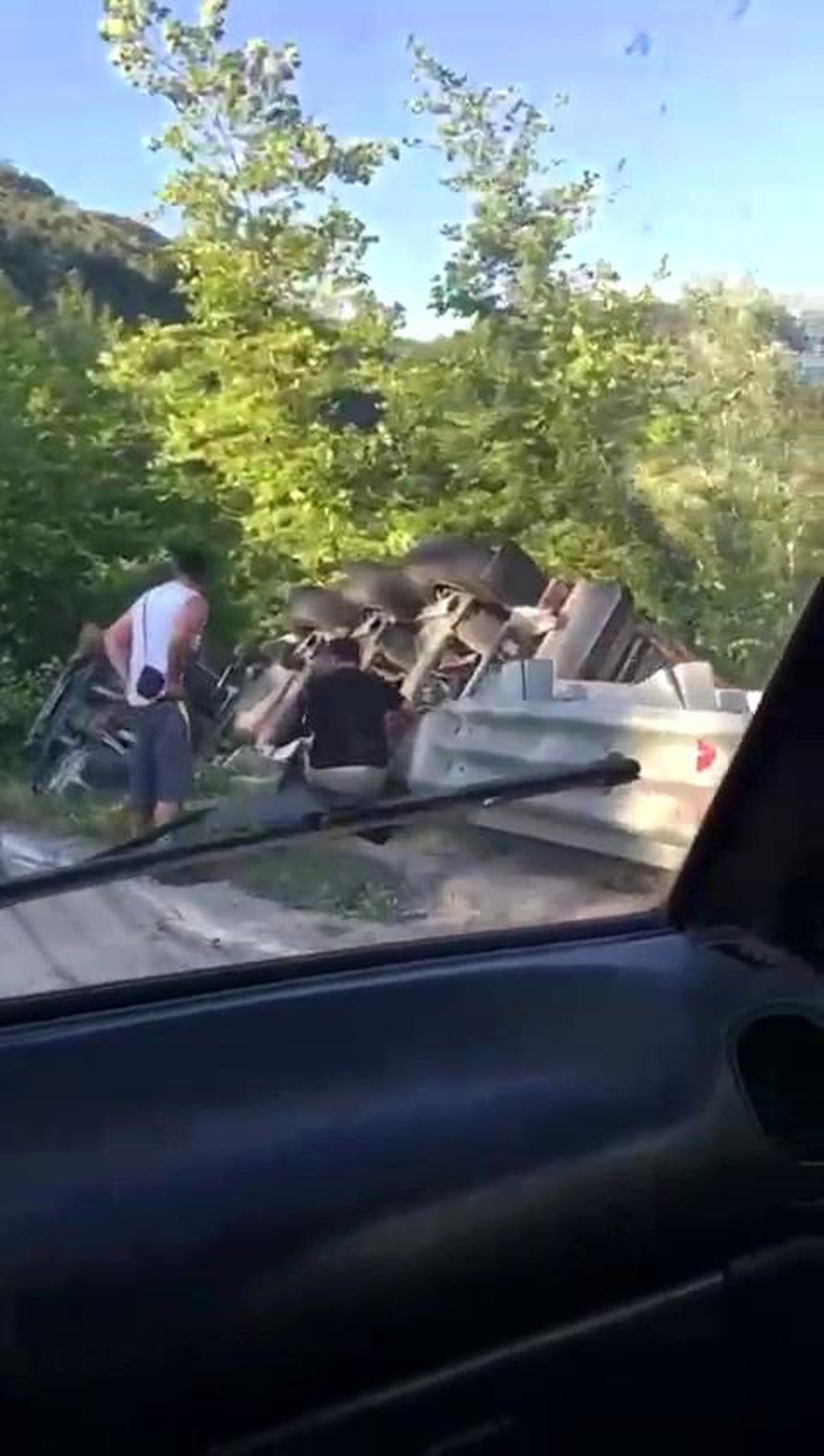 Son dakika 3. sayfa: Kontrolden çıkan tır ağaçlık alana devrildi: 1 yaralı