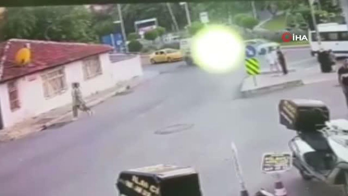 Minibüs şoförü yaya yolunu kapattı, aracı kendisini uyaran kadınların üzerine böyle sürdü