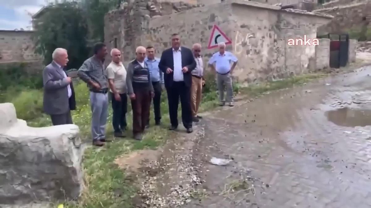 Niğde'de Göletten Sızan Sular Köydeki Evlerin İçerisinden Çıkıyor