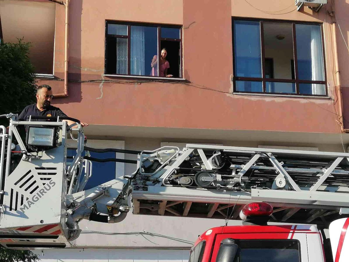 Odada kilitli kalan kadının imdadına itfaiye yetişti