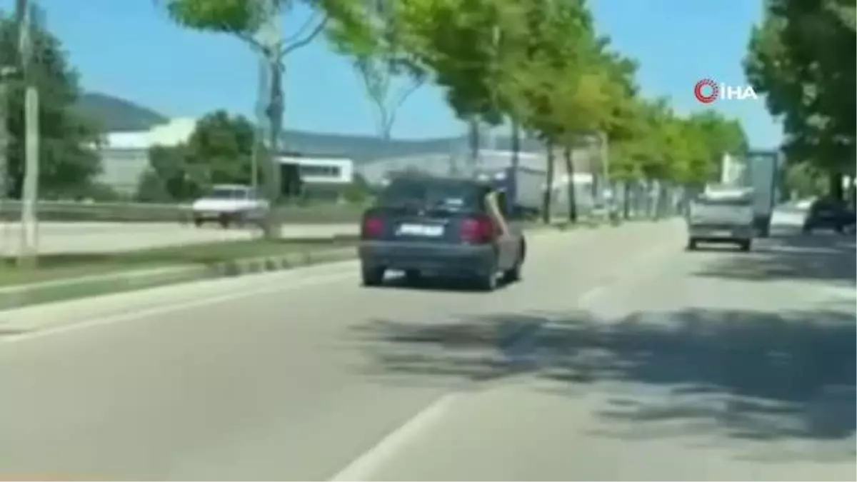 Otomobilin camından sarkan çocuk yürekleri ağza getirdi