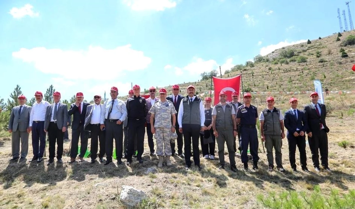 Protokol, 15 Temmuz Demokrasi Şehitleri Hatıra Ormanı\'na fidan dikti