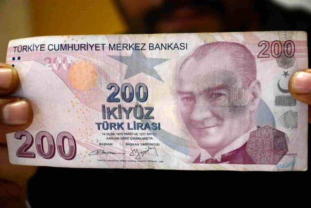 ATM'ye para yatıran bakkal, geri gelen banknotu görünce gözlerine inanamadı! Şimdi herkes peşinde ATM'ye para yatıran bakkal, geri gelen banknotu görünce gözlerine inanamadı! Şimdi herkes peşinde