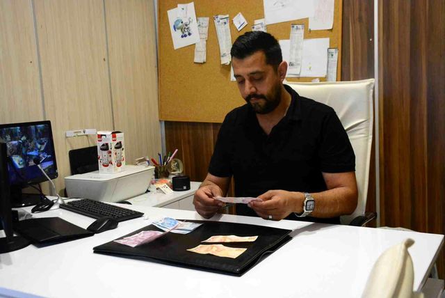 ATM'ye para yatıran bakkal, geri gelen banknotu görünce gözlerine inanamadı! Şimdi herkes peşinde ATM'ye para yatıran bakkal, geri gelen banknotu görünce gözlerine inanamadı! Şimdi herkes peşinde