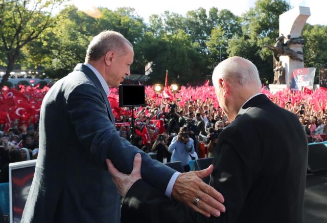 Saraçhane'deki 15 Temmuz anmasına konuşma metninin dışına çıkan Bahçeli'nin sözleri damga vurdu