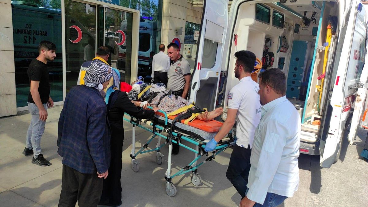 Son dakika haberi: Siirt\'te tarım aracı devrildi: 2\'si kadın, 3 yaralı