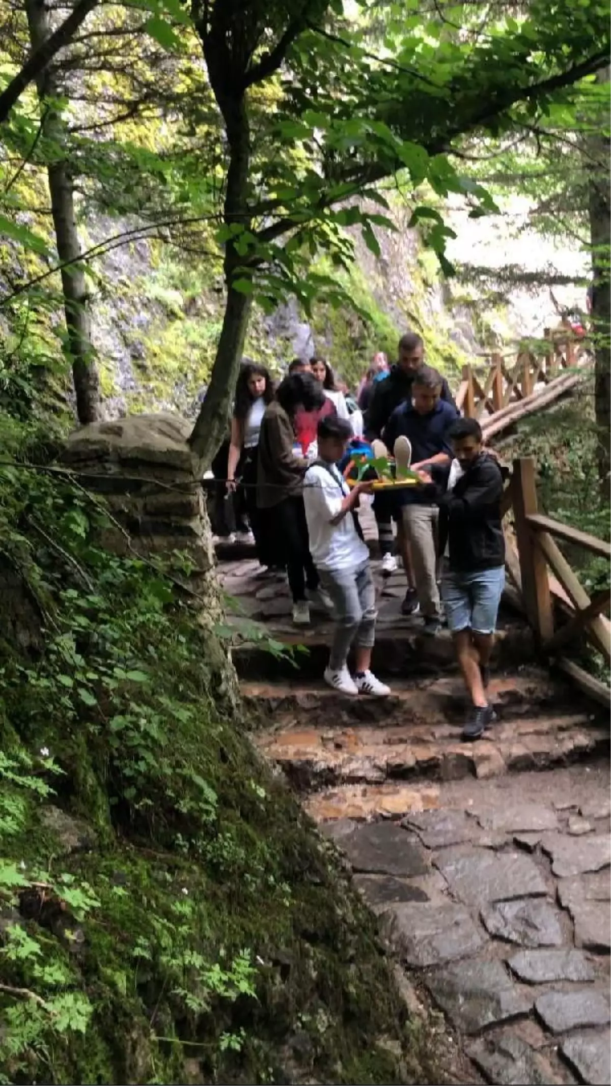 Son dakika haberleri... SÜMELA MANASTIRI\'NA GİDİLEN PATİKADA TAŞ DÜŞTÜ; 2 YARALI