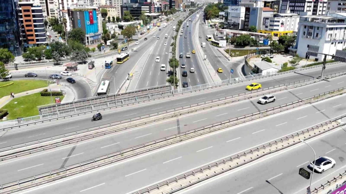 Tatilciler dönmedi İstanbul\'da yollar boş kaldı