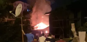 Üsküdar'da iki katlı bina alevlere teslim oldu